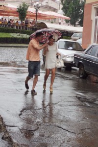 пара под дождем