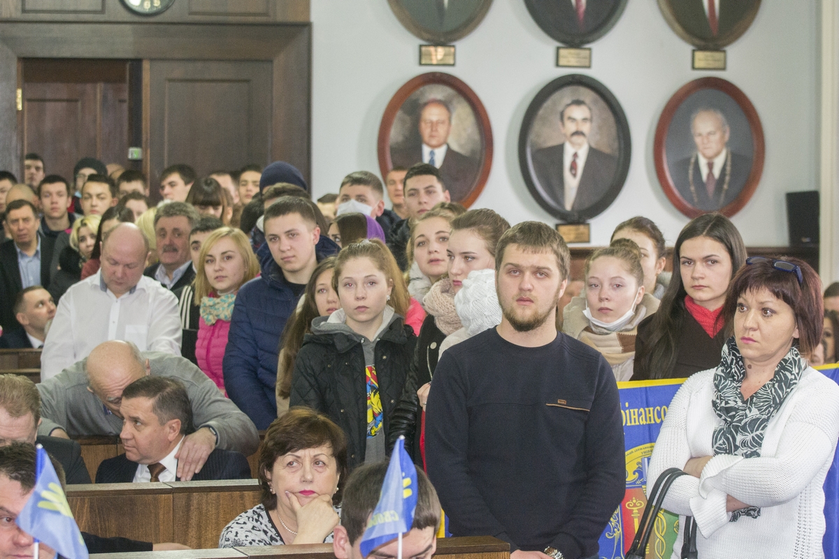 восемь