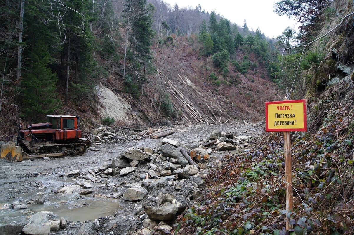 Поблизу найвищого водоспаду продовжується погрузка деревини