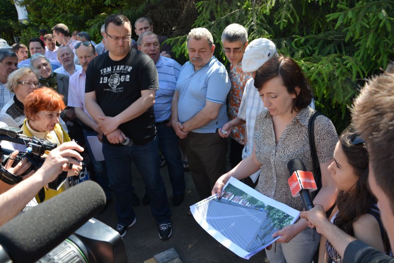 Головний архітектор міста та мер презентують проект з гранітною тротуарною плитку